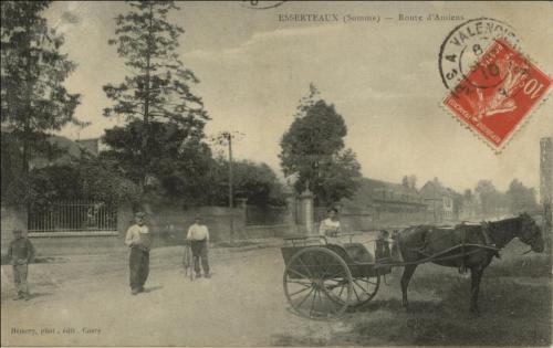 oude ansichtkaart waarop de kapotgeschoten boerderij goed te zien is.